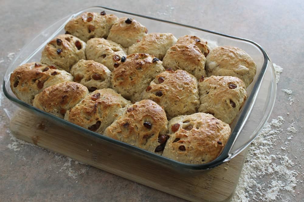 Cinnamon-raisin-oatmeal breakfast rolls