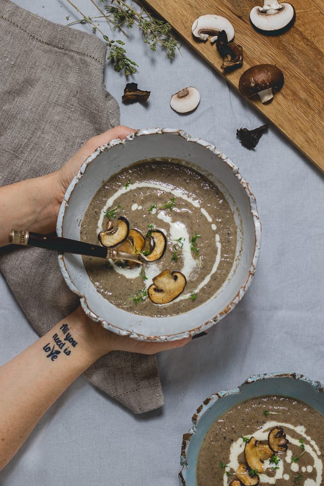 crème de champignons vegan dans un bol, vue de haut