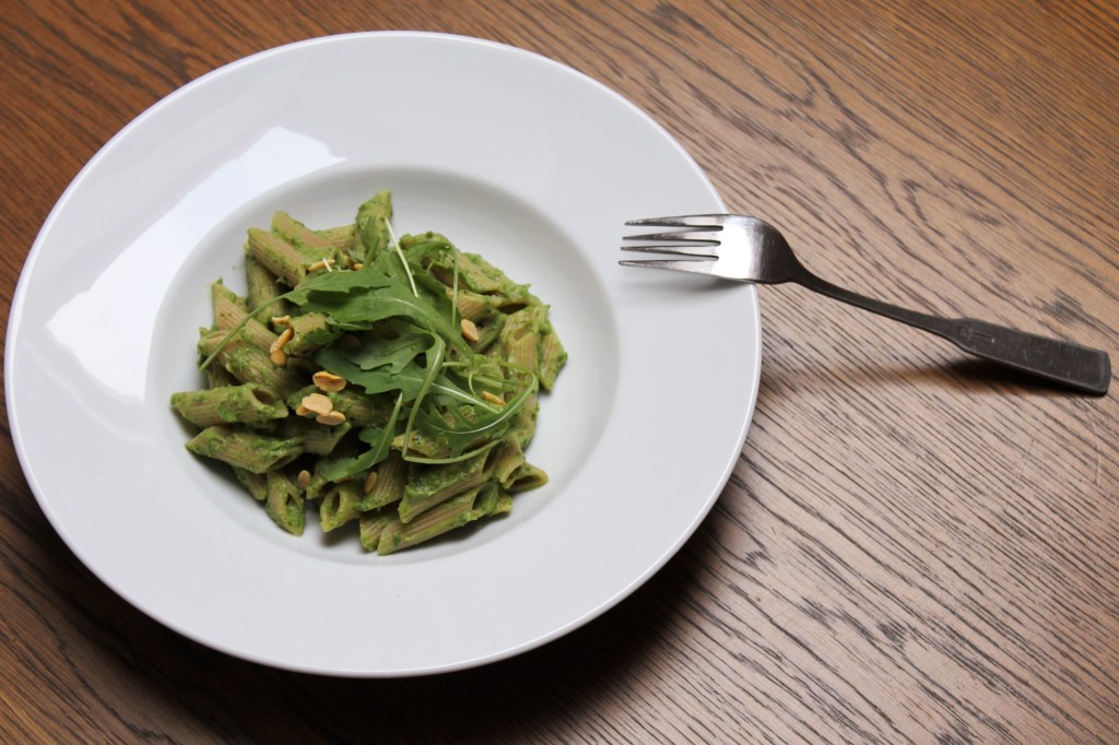 Creamy avocado-arugula penne