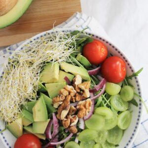 Arugula salad with grapes and pecan nuts