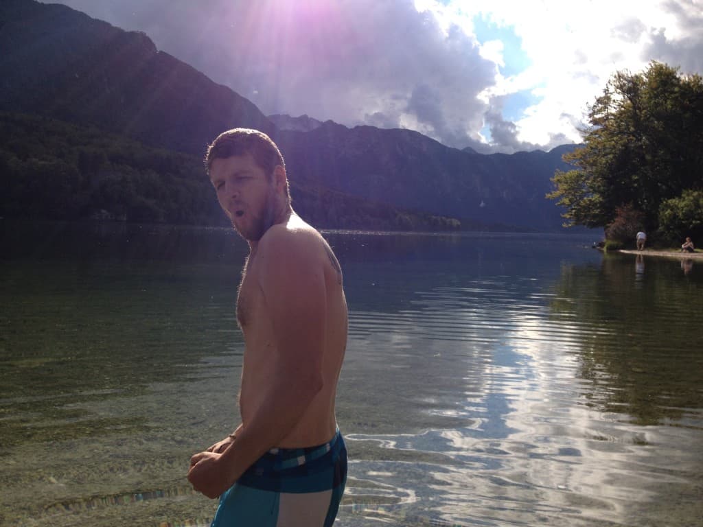 Baignade dans le lac de Bohinj en Slovénie