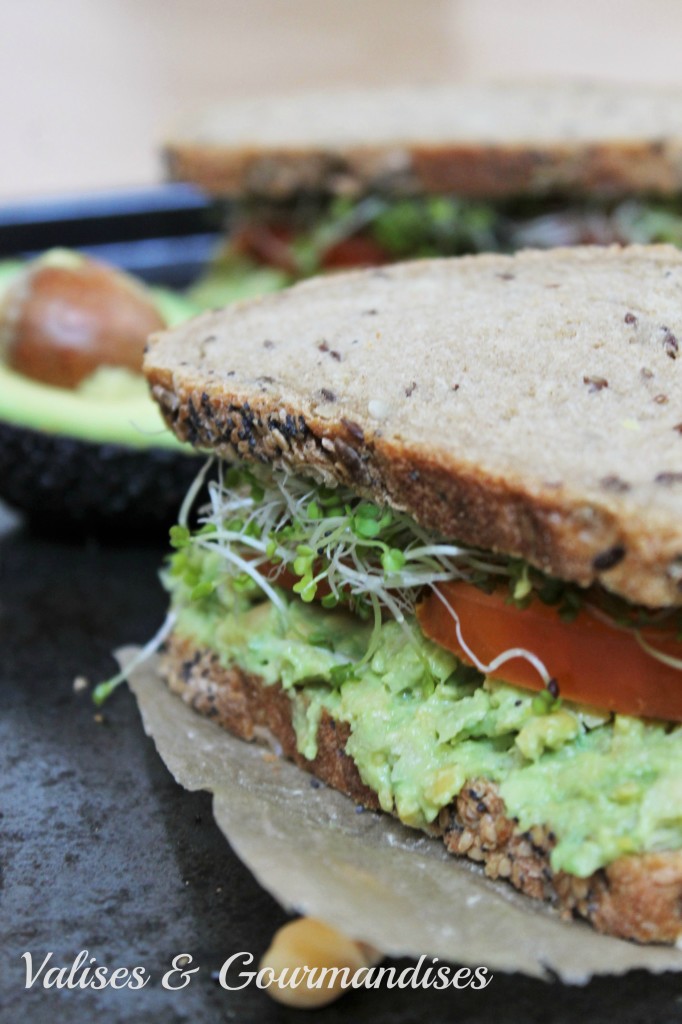 sandwichs végétaliens à l'avocat et aux pois chiches