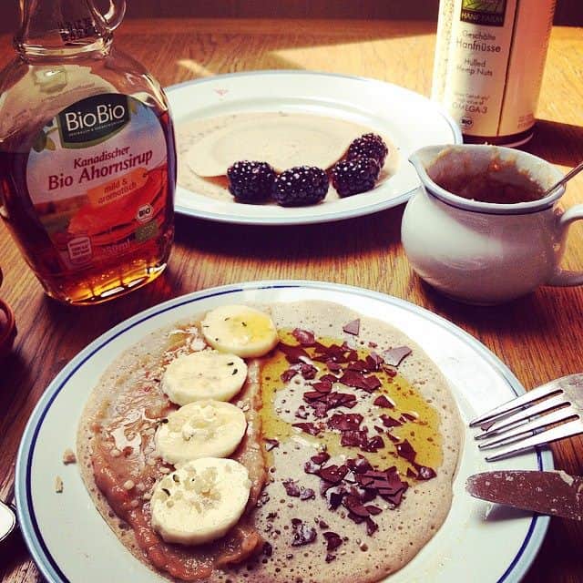 crêpes au sarrasin, compote de rhubarbe et de dattes, banane chocolat noir et graines de chanvre