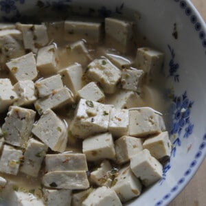 Une féta de tofu toute simple à réaliser, sur Valises & Gourmandises