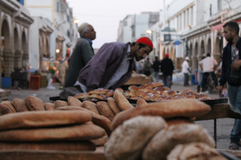 Étals de pain à Essaouira