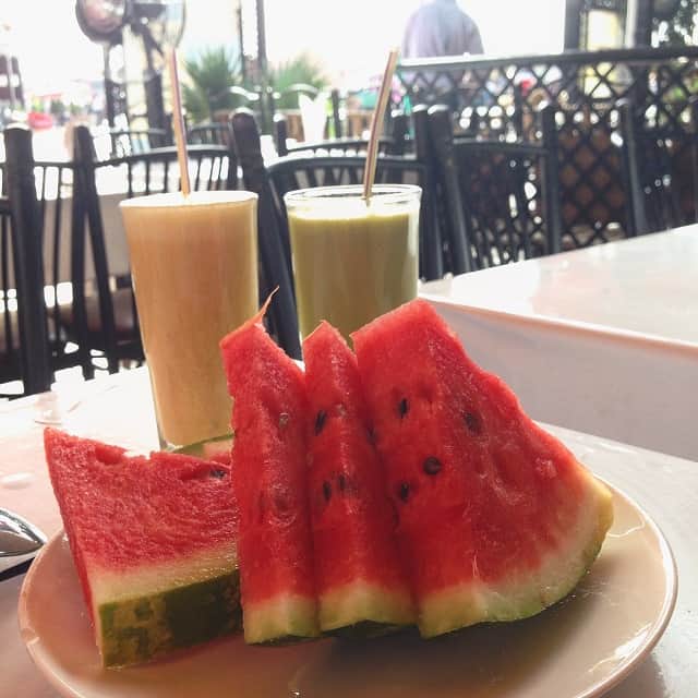 Melon d'eau, jus d'orange et jus à l'avocat sur une terrasse du Maroc