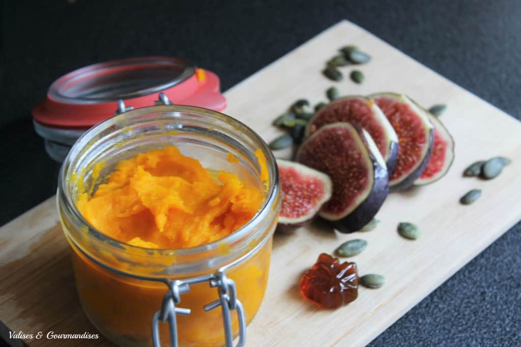 purée de citrouille maison dans un pot en verre