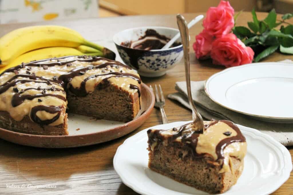 Gâteau aux bananes santé, glaçage au beurre d'arachide et sauce cru choco-maca