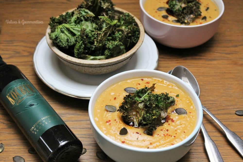 Vegan cauliflower and sweet potato soup with kale chips - Valises & Gourmandises