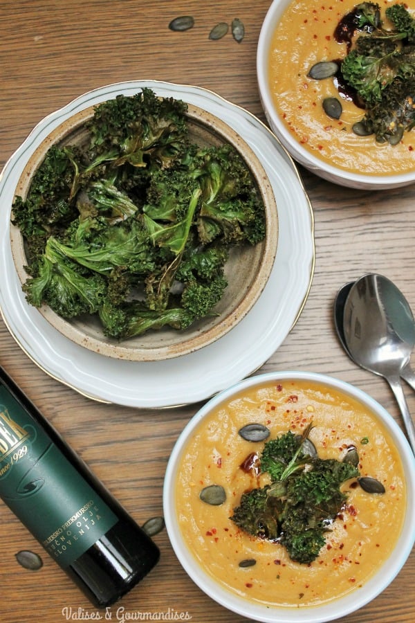 Vegan cauliflower and sweet potato soup with kale chips - Valises & Gourmandises