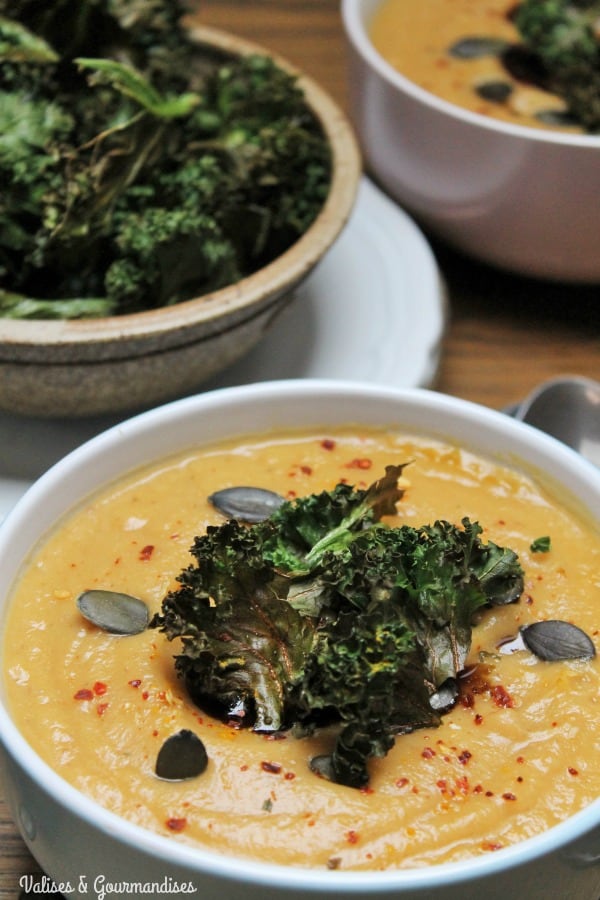 Potage chou-fleur et patate douce avec chips de kale