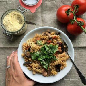 This raw cashew parmesan is a delicious and b12-rich alternative to dairy! - Valises & Gourmandises