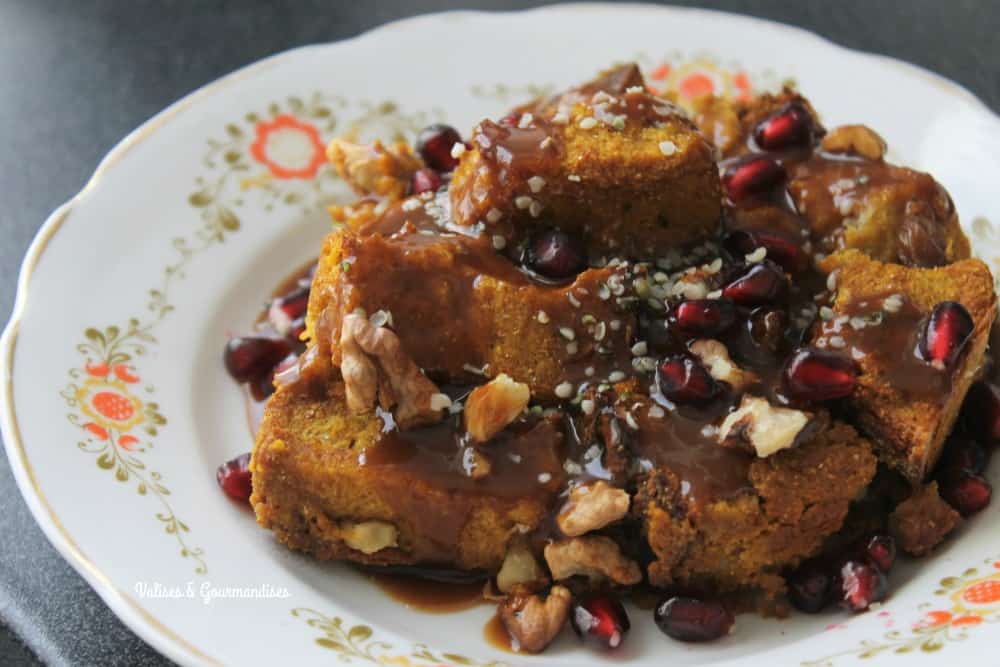 Casserole végane de pain doré à la citrouille avec sauce caramel au whisky