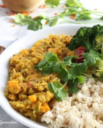 Ce dhal de lentilles rouges santé est une façon facile et délicieuse d'intégrer les légumineuses. Patate douce et poireau en prime!