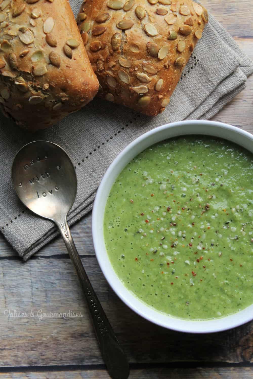 Cette soupe verte protéinée est une excellente source de vitamines et minéraux, dont calcium et fer.