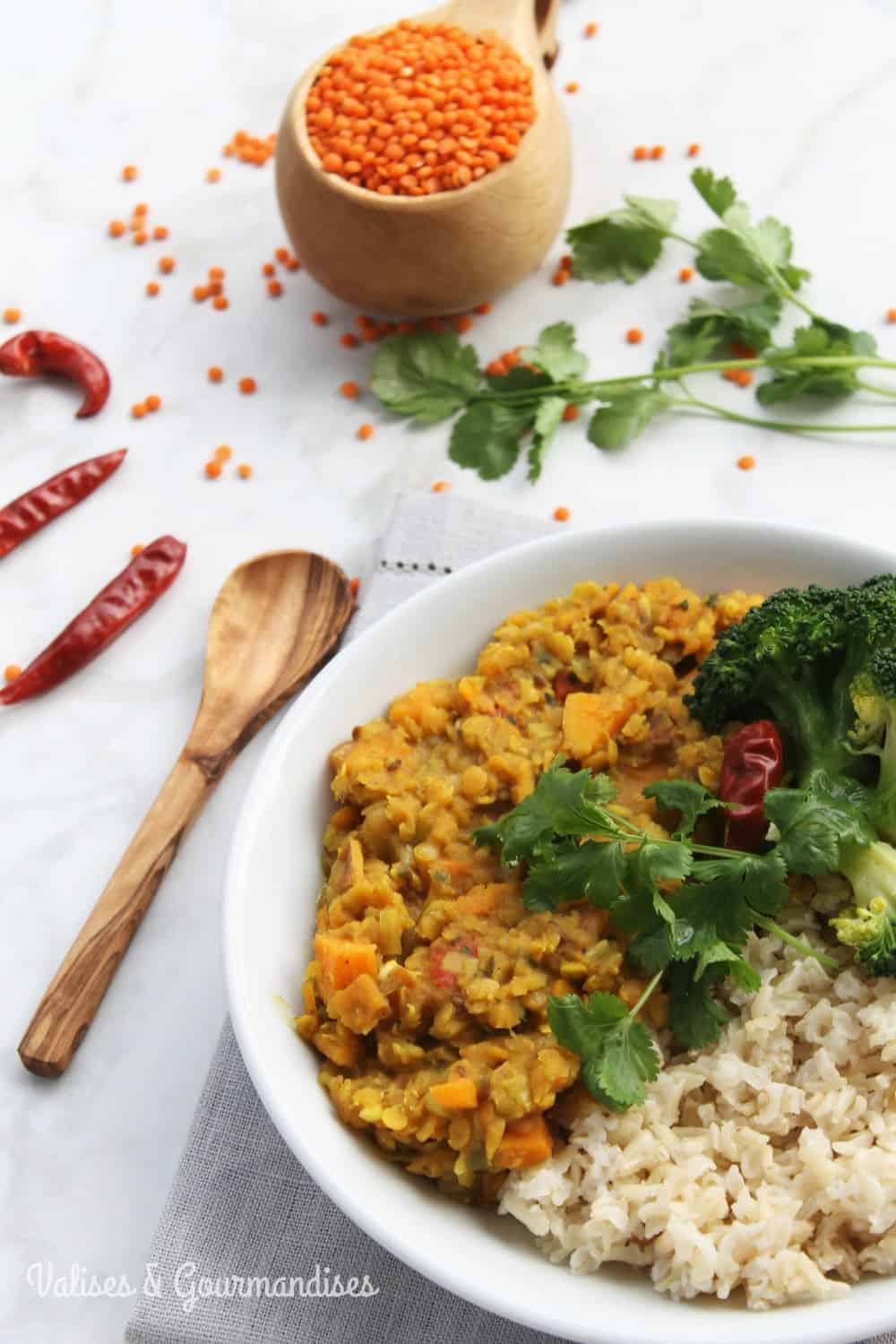 Ce dhal de lentilles rouges santé à la patate douce et au poireau est une façon facile et délicieuse d'intégrer les légumineuses. 