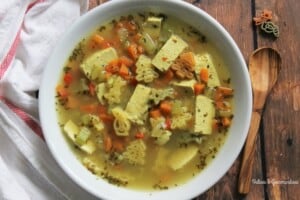 Vegan chicken noodle soup - Valises & Gourmandises
