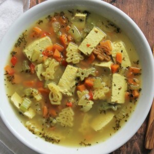 Easy vegan chicken noodle soup - Valises & Gourmandises