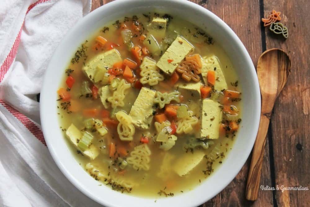 Easy vegan chicken noodle soup - Valises & Gourmandises