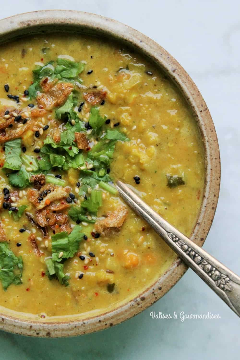 Ajoutez du bouillon de légumes et du lait de coco à votre dhal pour une délicieuse soupe indienne!