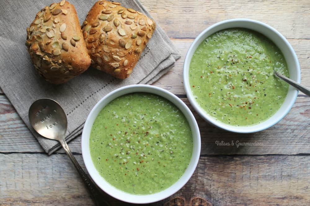 Cette soupe verte protéinée est une excellente source de vitamines et minéraux, dont calcium et fer.