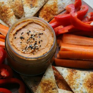 Easy vegan roasted red pepper hummus - Valises & Gourmandises