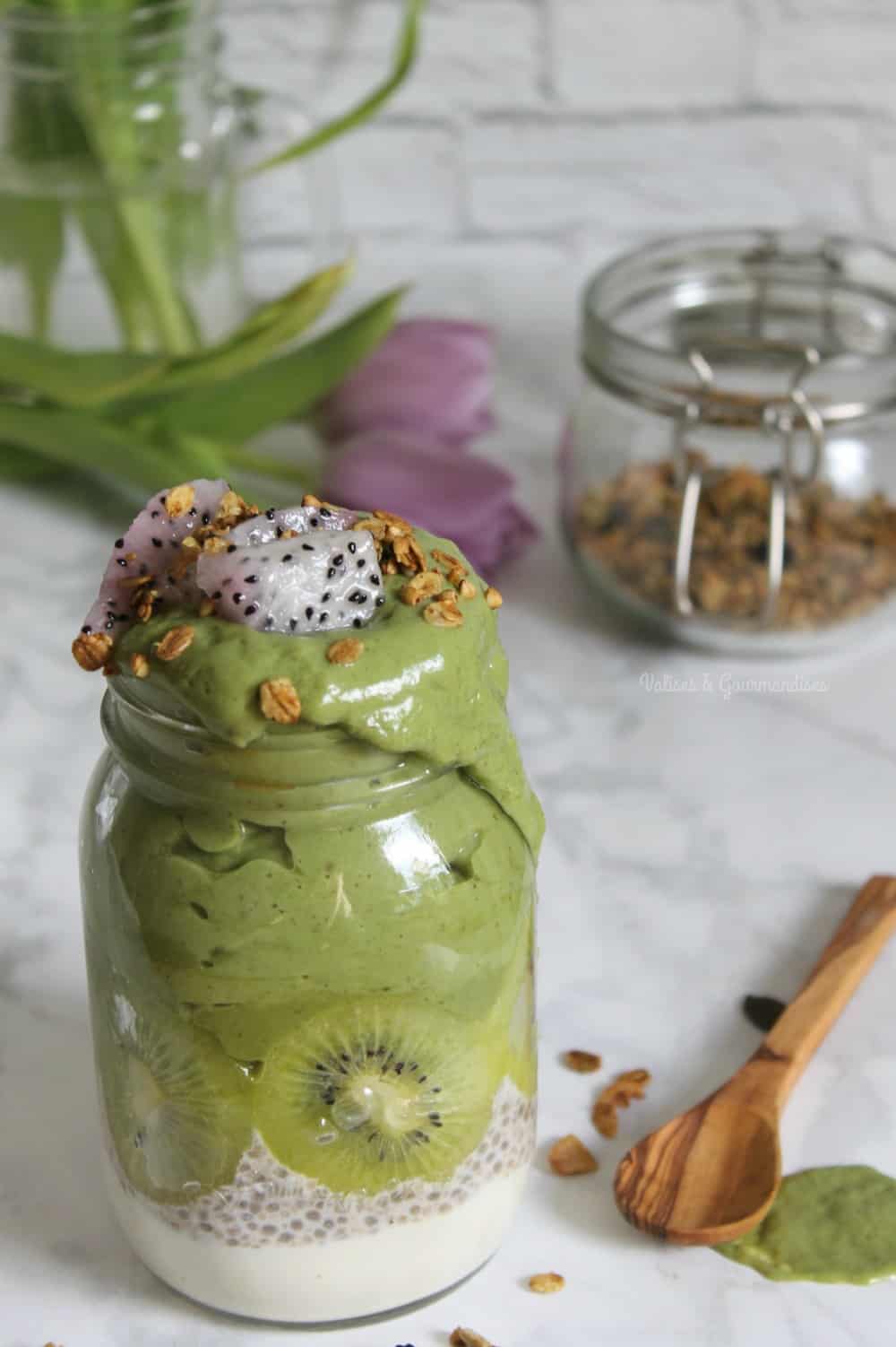 Smoothie au matcha avec pouding de chia au lait de coco et yogourt végane