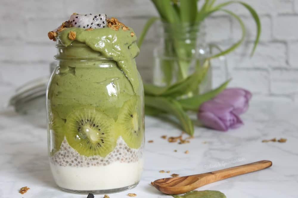 Smoothie au matcha avec pouding de chia au lait de coco et yogourt végane