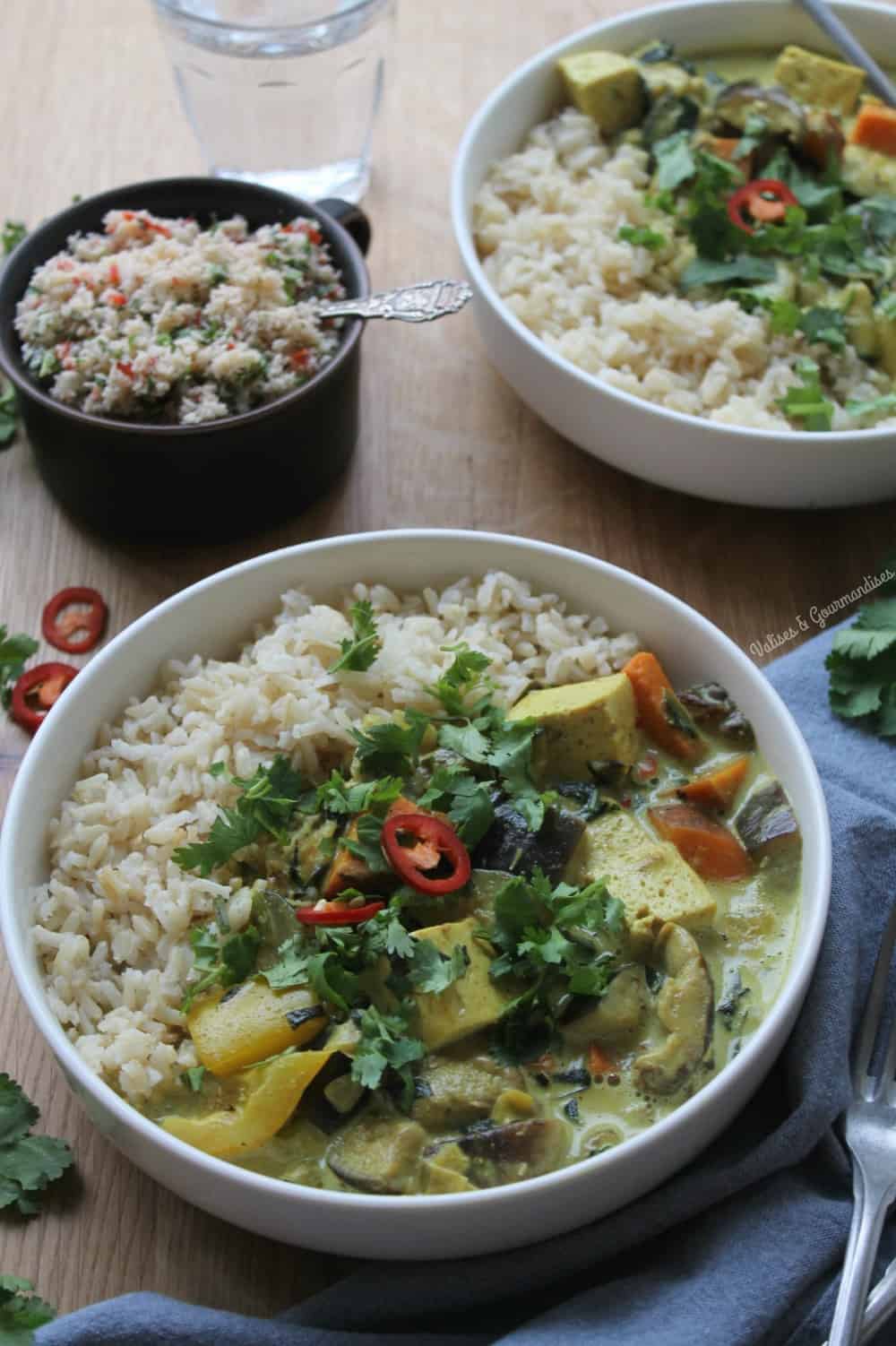 Korma végane crémeux avec paneer de tofu et légumes + un sambal épicé à la noix de coco 