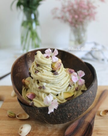 Vegan pistachio ice cream, only 4 ingredients for a decadent yet healthy treat!