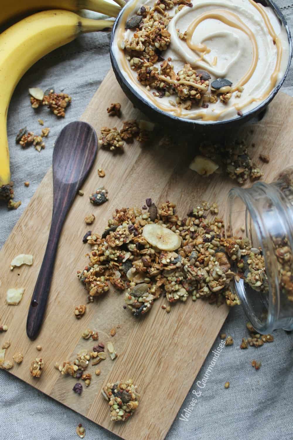 Granola chunky monkey, un savoureux mélange de banane, beurre d'arachide et chocolat! 