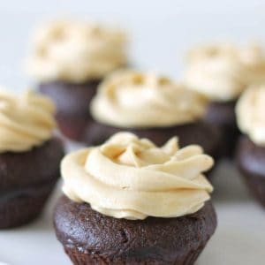 Cupcakes au chocolat vegan et crème au beurre d'arachide