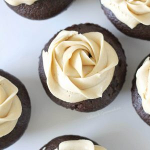 Crème au beurre d'arachide vegan et cupcakes au chocolat