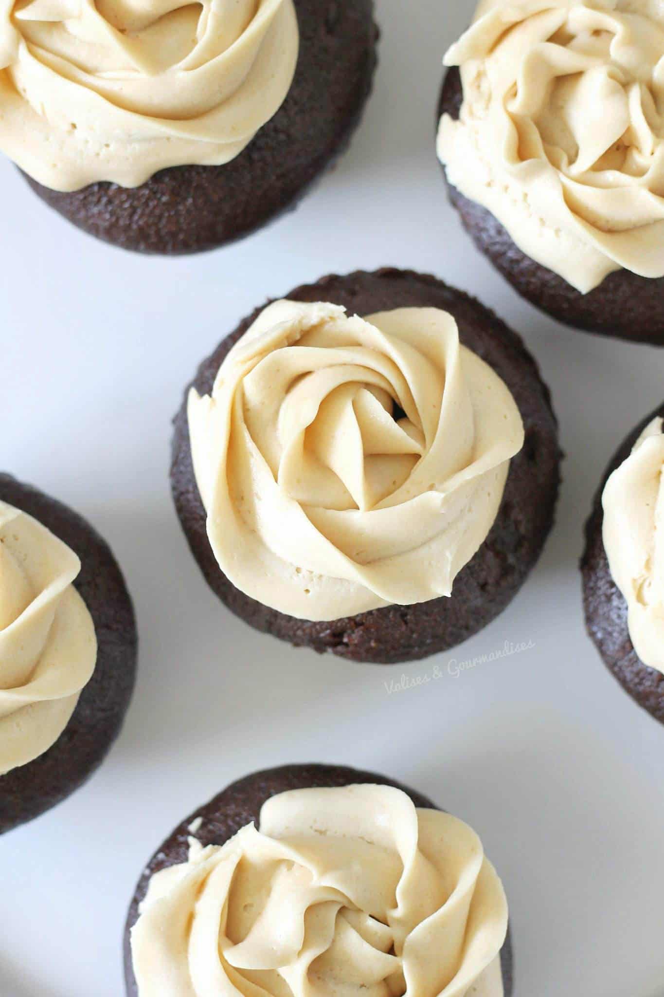 Crème au beurre d'arachide vegan et cupcakes au chocolat