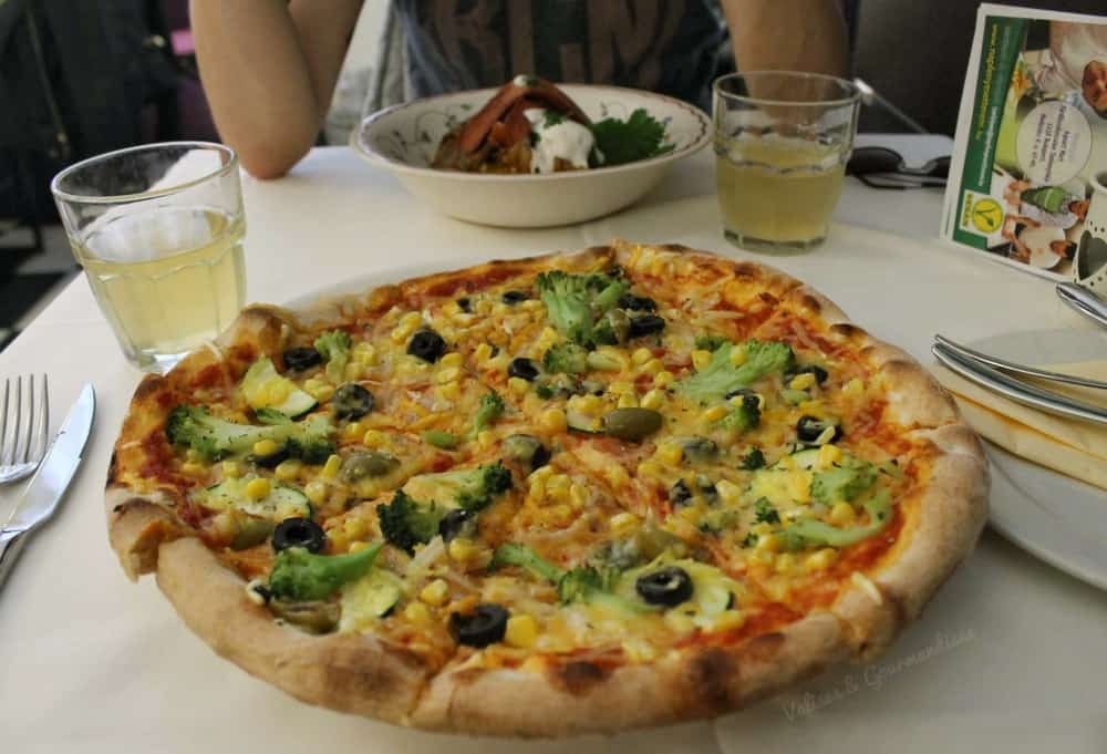 Vegan Pizza in Budapest - Valises & Gourmandises