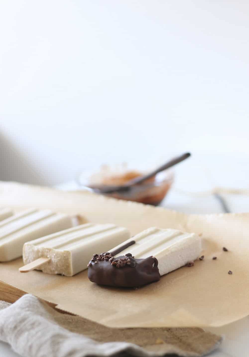 Vegan cashew-vanilla popsicles