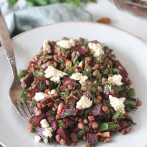 salade de lentilles aux betterave, aux fines herbes et au tofu de feta