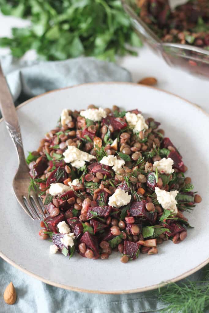 Lentil and beetroot salad with tofu feta and fresh herbs - Valises et Gourmandises