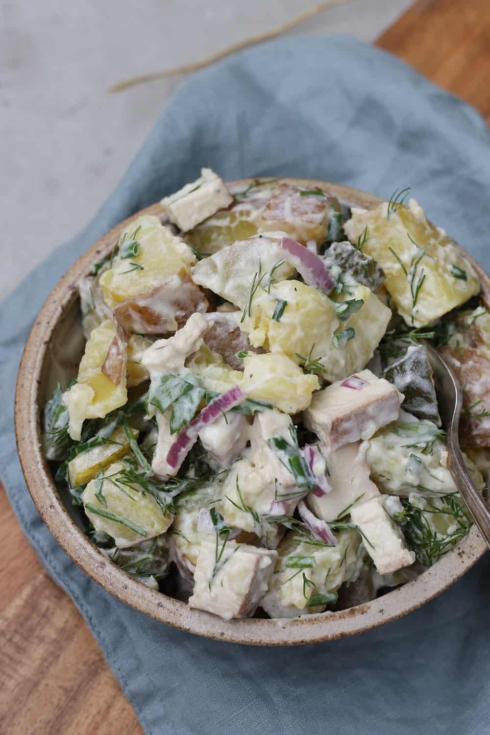 Salade de patates végane crémeuse avec cornichons et tofu fumé - Valises & Gourmandises