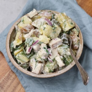 Creamy vegan potato salad with pickles and smoked tofu - Valises & Gourmandises