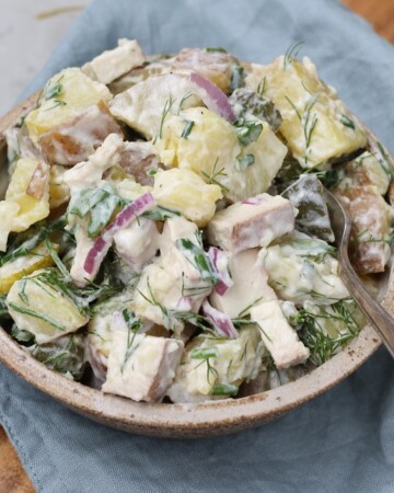 Vegan potato salad with pickles and smoked tofu - Valises & Gourmandises