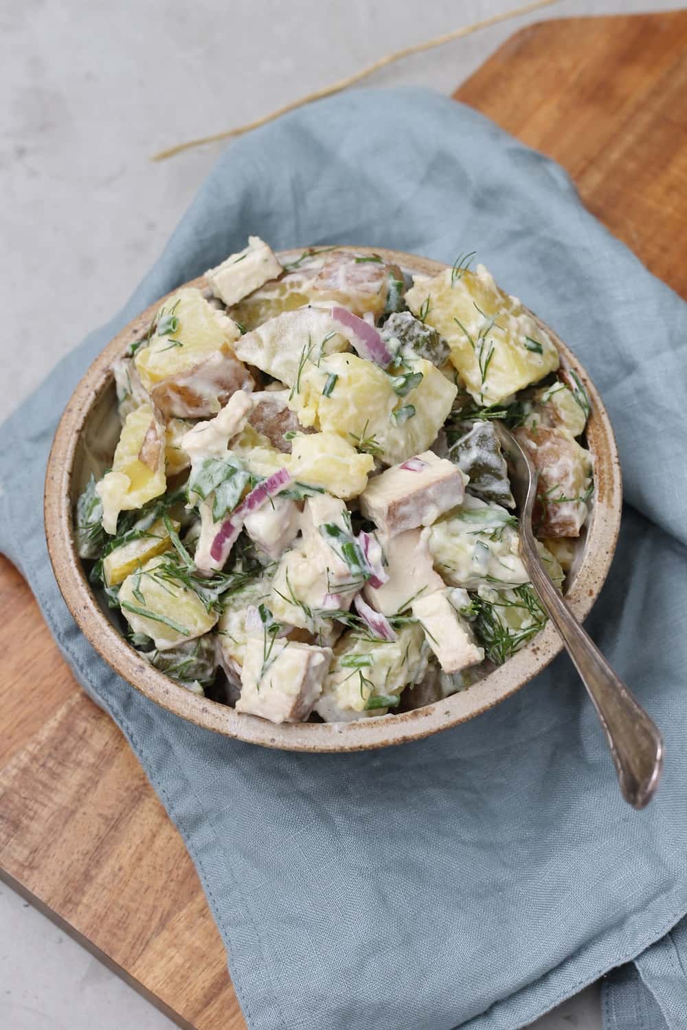 Creamy vegan potato salad with pickles and smoked tofu - Valises & Gourmandises