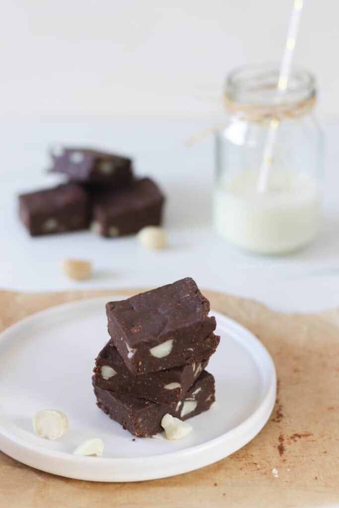 Raw vegan brownies with dates and almond butter