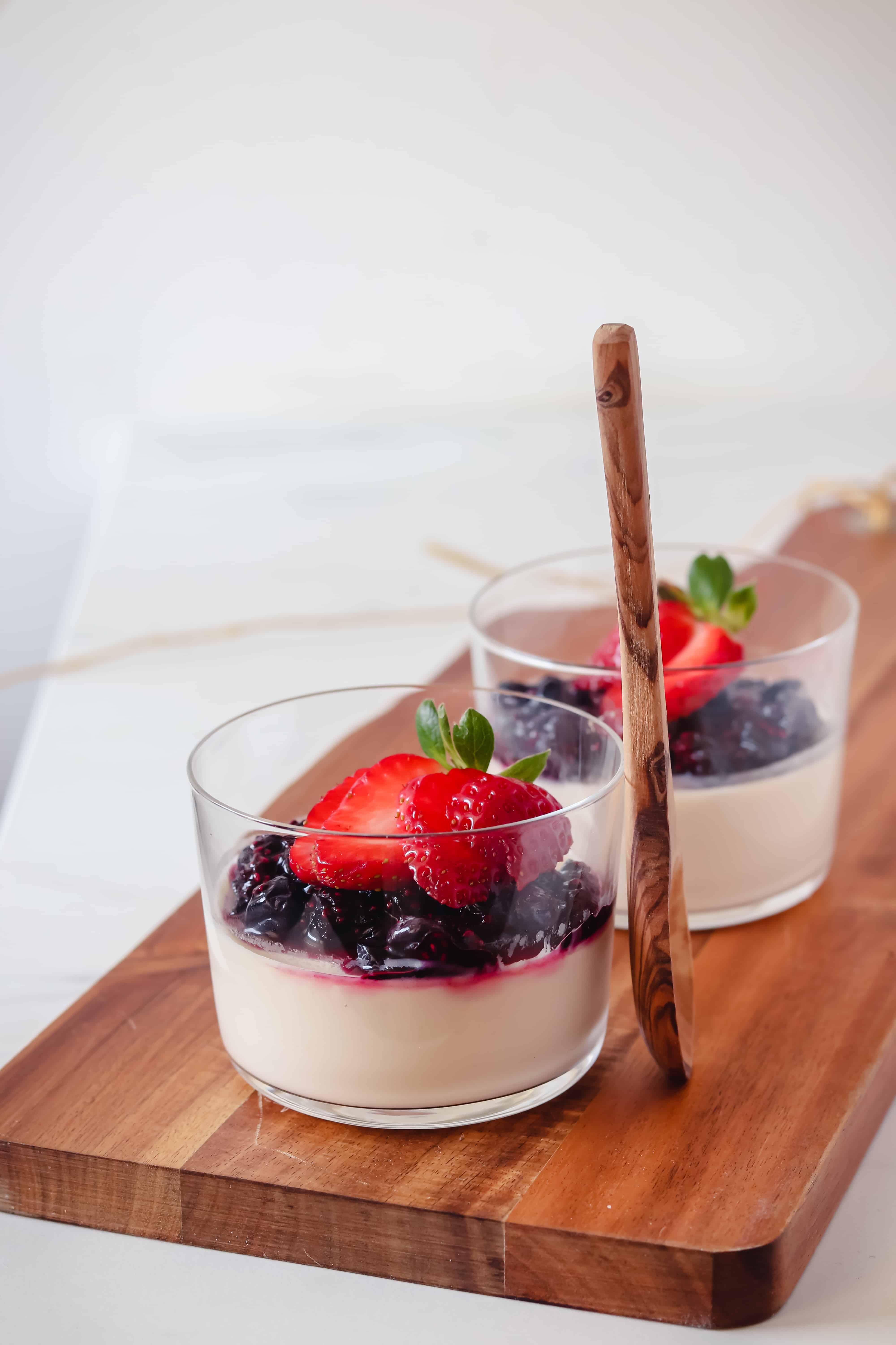 Panna cotta végane au lait de coco garnie de confiture de bleuets