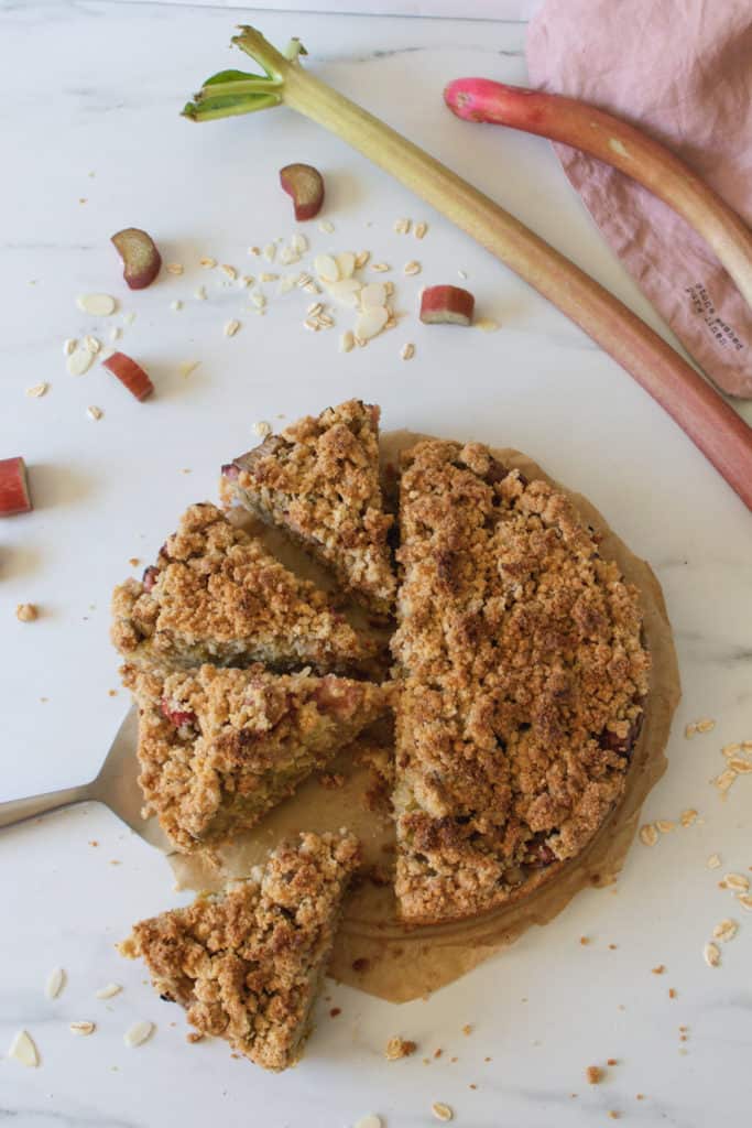 gâteau végane à la rhubarbe avec crumble vu de haut