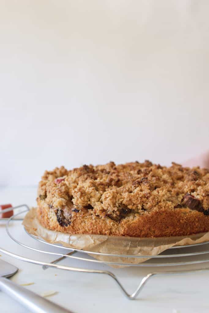 gâteau végane à la rhubarbe avec crumble 