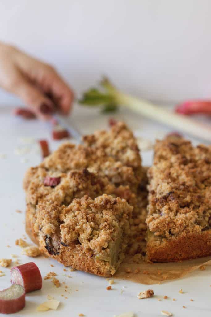 gâteau végane à la rhubarbe avec crumble