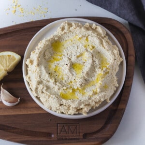 ricotta de tofu dans une assiette