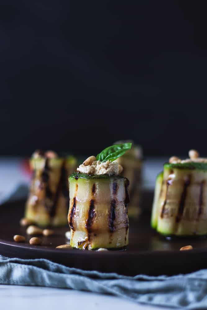 Rouleaux de courgette grillée farcis à la ricotta de tofu