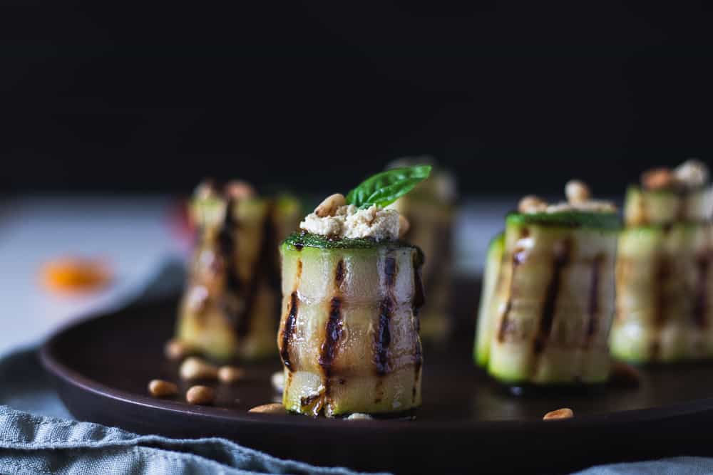 rouleaux de zucchini grillés farcis à la ricotta de tofu